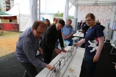 Boris Rhein und Sascha Volgel am Murmelbeschleuniger