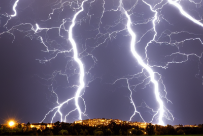 Blitz (KI-generiert, Lingxiao Wang