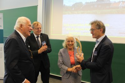 Ben Feringa (rechts) erhält den Laureatus Award 2025 von Stiftung Giersch und FIAS (vertreten durch Carlo und Karin Giersch (links/Mitte) sowie Jan Wörner, 2. von links).