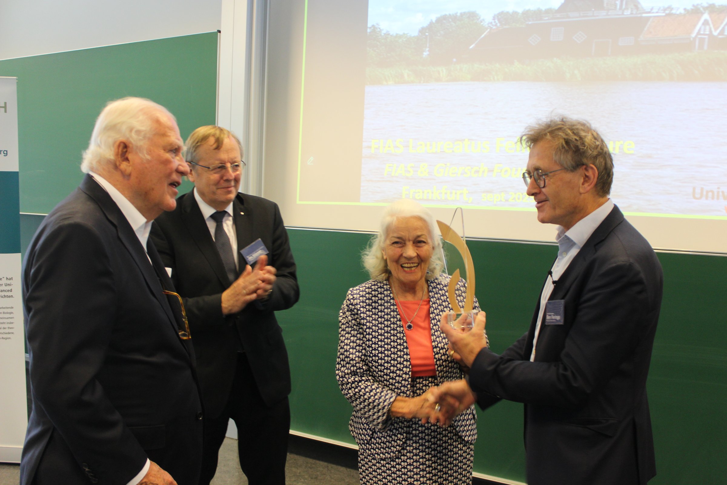 Ben Feringa (rechts) erhält den Laureatus Award 2025 von Stiftung Giersch und FIAS (vertreten durch Carlo und Karin Giersch (links/Mitte) sowie Jan Wörner, 2. von links).